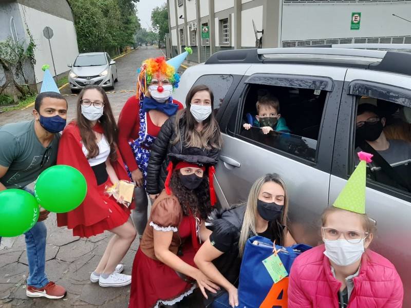 Estudantes do Infantil Satc recebem mimos e carinho de professores — foto 1