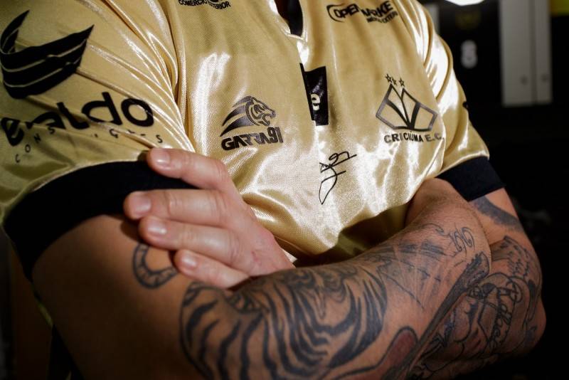 Camisa 'Carvoeira' do Criciúma ganha versão para goleiros — foto 2