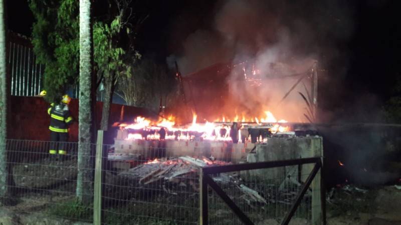 Incêndio destrói casa em Cocal do Sul — foto 1