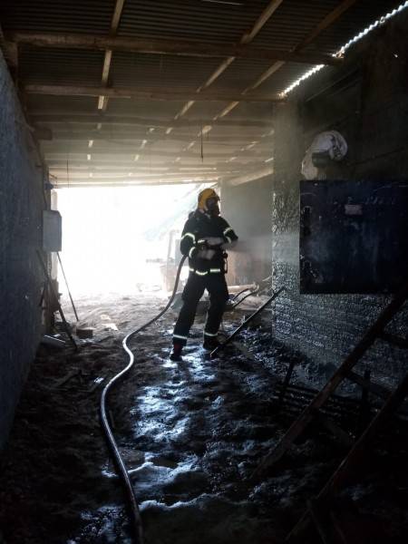 Bombeiros são acionados para atender incêndio em estufa de fumo — foto 1