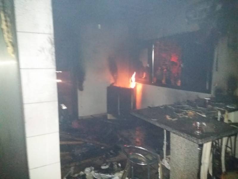 Botijão de gás pega fogo e residência fica parcialmente destruída em Criciúma — foto 1