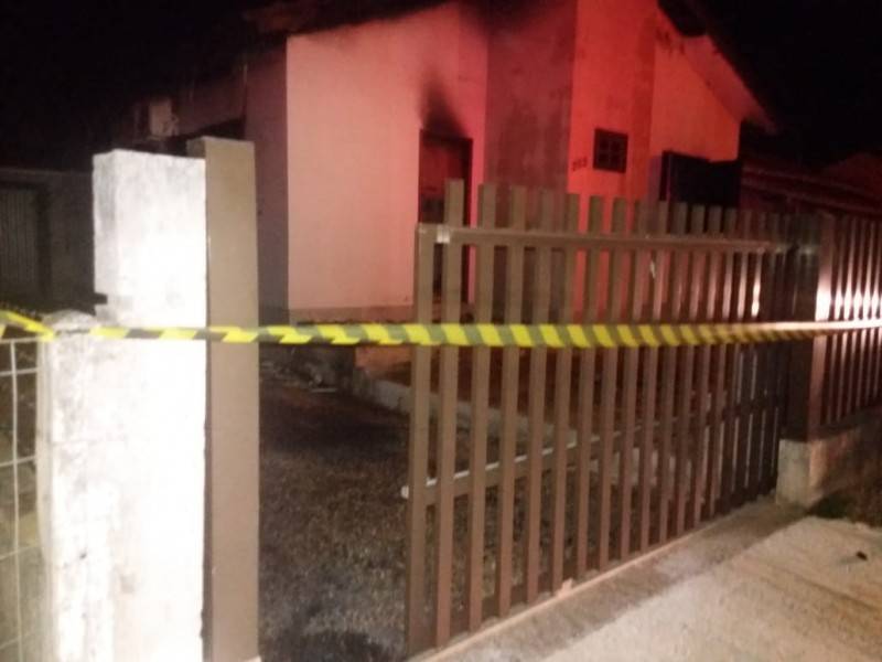 Botijão de gás pega fogo e residência fica parcialmente destruída em Criciúma — foto 12