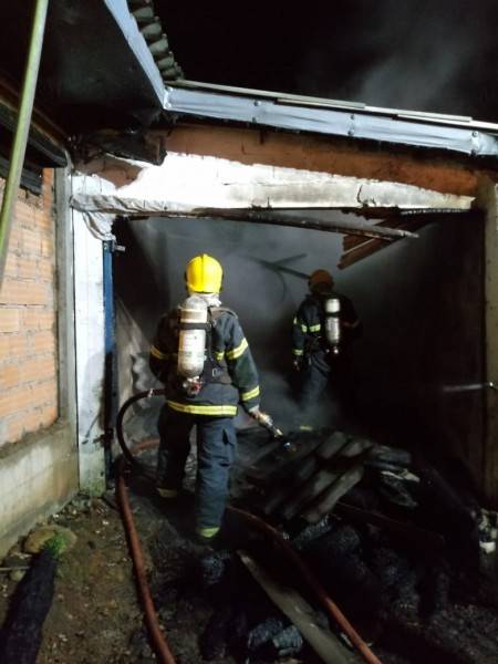 Incêndio atinge aviário em Timbé do Sul — foto 4
