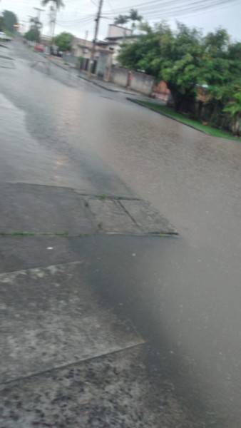 Moradores reclamam de sistema de escoamento precário e fecham rua alagada no bairro Vila Francesa — foto 1