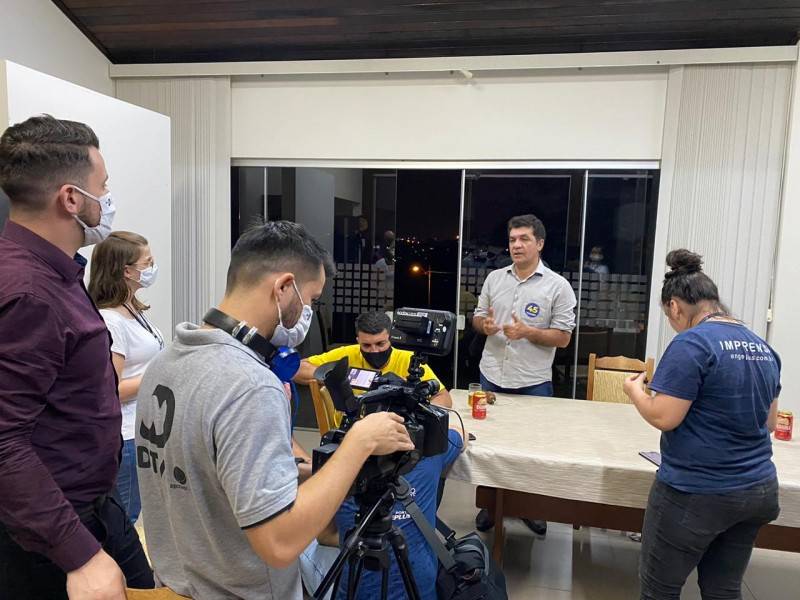 Clima descontraído, pebolin, bilboquê e a noite de festa para Clésio Salvaro — foto 2
