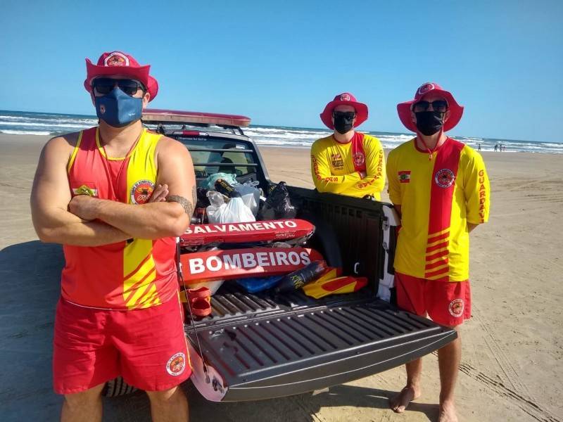 Bombeiros e guarda-vidas recolhem mais de 200 garrafas de plástico e vidro na orla do Rincão — foto 2