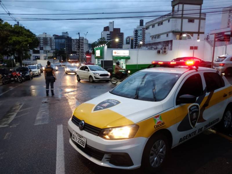 Alagamento provocou desvio no acesso do Centro para a Quarta Linha, próximo ao Heriberto Hülse — foto 1