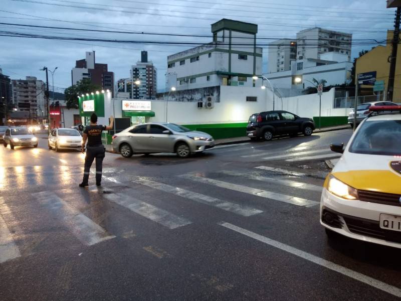 Alagamento provocou desvio no acesso do Centro para a Quarta Linha, próximo ao Heriberto Hülse — foto 2