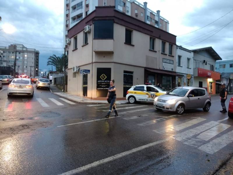 Alagamento provocou desvio no acesso do Centro para a Quarta Linha, próximo ao Heriberto Hülse — foto 4