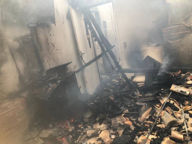 Bombeiros combatem incêndio em residência em Urussanga — foto 1