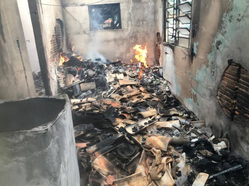Bombeiros combatem incêndio em residência em Urussanga — foto 2