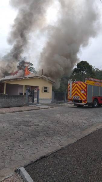 Bombeiros combatem incêndio em residência em Urussanga — foto 7
