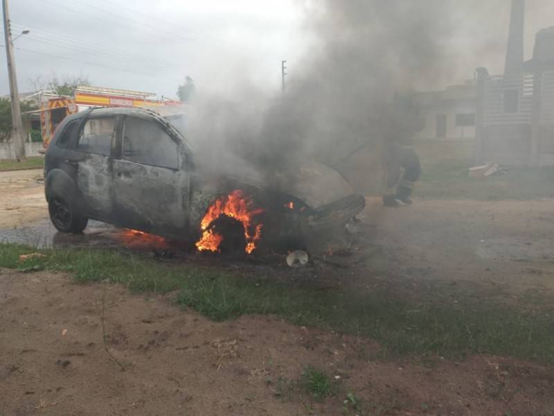 Carro é atingido por incêndio em Balneário Arroio do Silva — foto 1