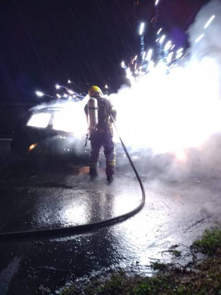 Carro pega fogo na BR-101 em Araranguá — foto 1