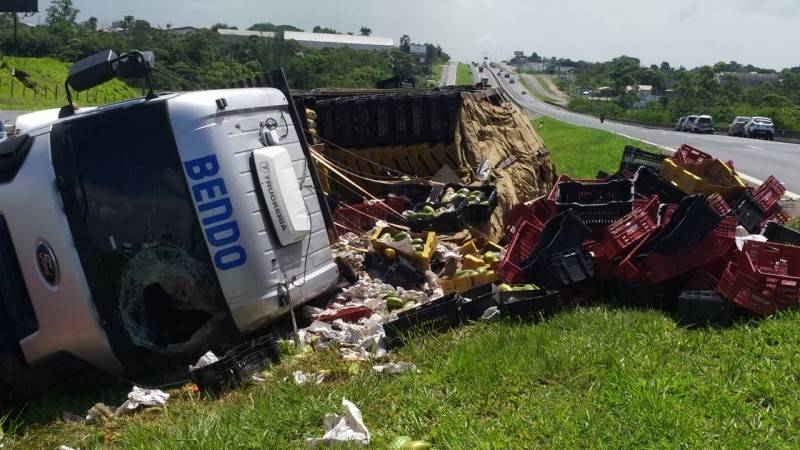 Caminhão carregado com frutas tomba na BR-101, em Içara — foto 2