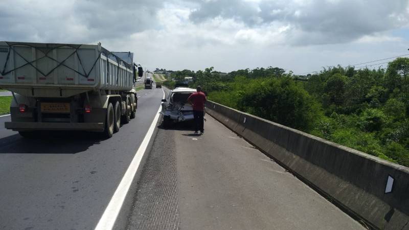 Caminhão carregado com frutas tomba na BR-101, em Içara — foto 4