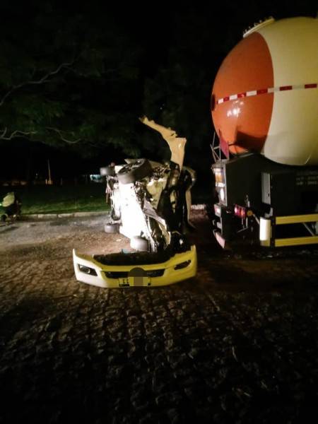 BR-101: carro sai da pista, capota e colide em carreta de produtos inflamáveis — foto 1