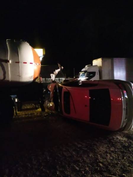 BR-101: carro sai da pista, capota e colide em carreta de produtos inflamáveis — foto 2
