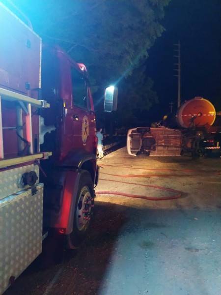 BR-101: carro sai da pista, capota e colide em carreta de produtos inflamáveis — foto 4