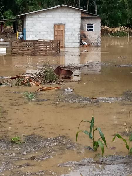 Urussanga: rua é atingida por enchente e chuva causa prejuízos para moradores — foto 1