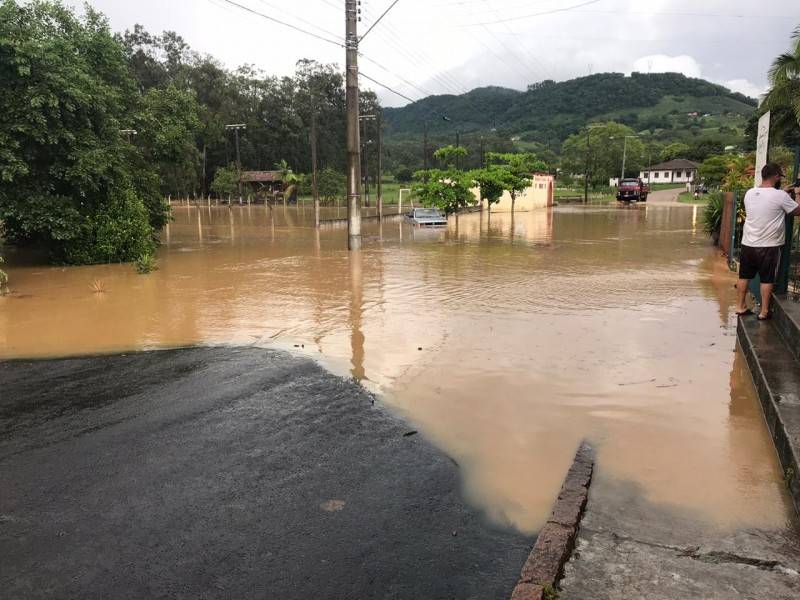 Urussanga: rua é atingida por enchente e chuva causa prejuízos para moradores — foto 3