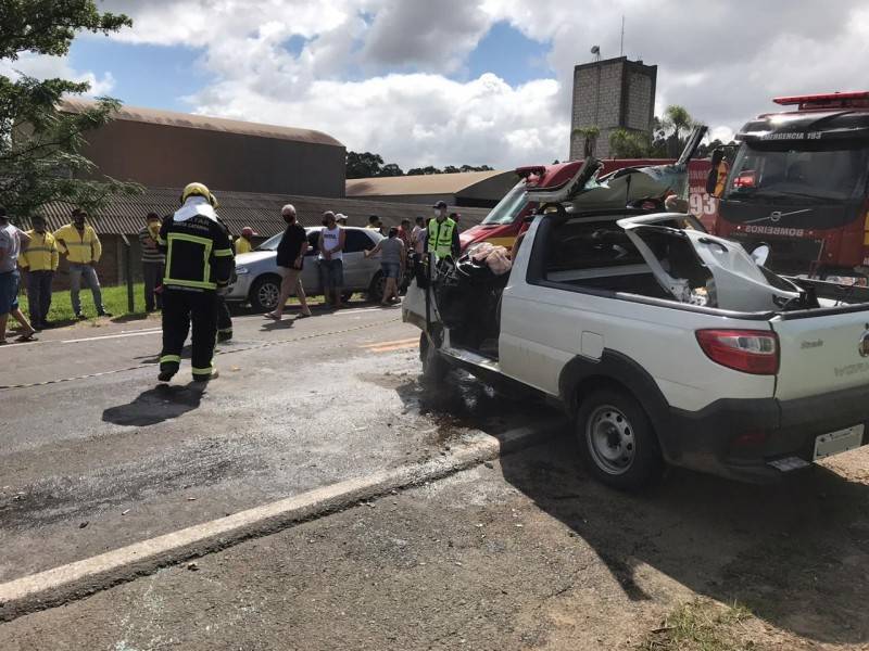 Colisão frontal entre carro e carreta deixa motorista gravemente ferido em Criciúma — foto 1