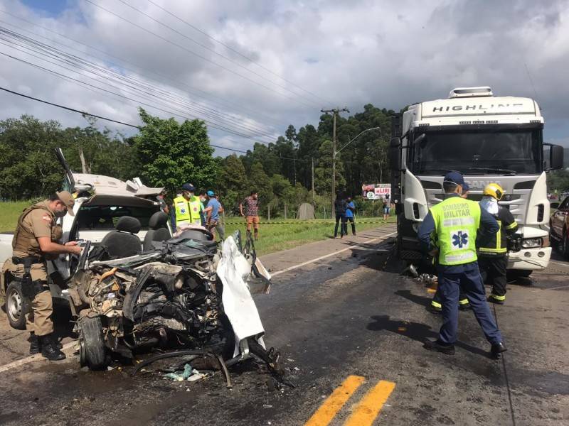 Colisão frontal entre carro e carreta deixa motorista gravemente ferido em Criciúma — foto 2
