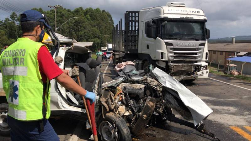 Colisão frontal entre carro e carreta deixa motorista gravemente ferido em Criciúma — foto 7