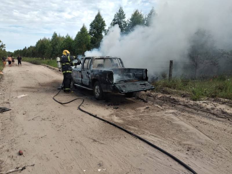 Veículo é consumido por incêndio em Balneário Arroio do Silva — foto 1