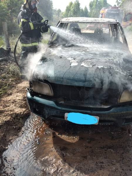 Veículo é consumido por incêndio em Balneário Arroio do Silva — foto 2