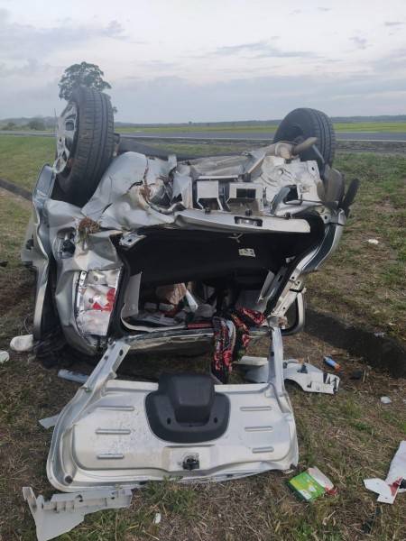 Saída de pista seguida de capotamento é registrada em Sangão — foto 1