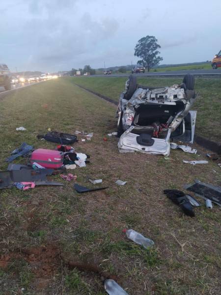 Saída de pista seguida de capotamento é registrada em Sangão — foto 2