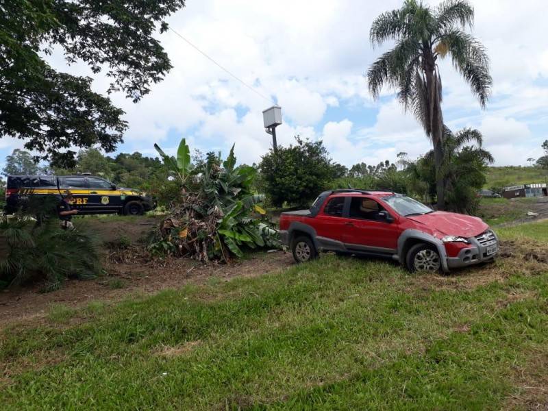 Condutora perde controle de veículo, colide em mureta e capota na BR-101 — foto 1
