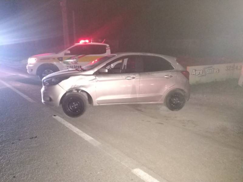 Motorista provoca acidente, bate veículo em poste e foge do local; carro pegou fogo — foto 1