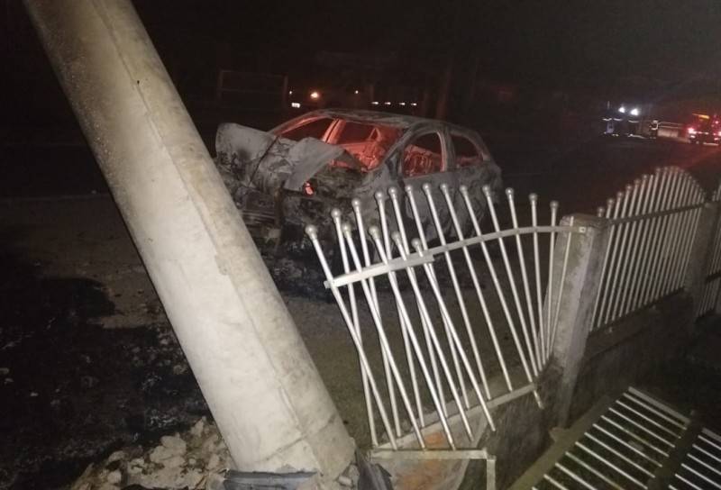 Motorista provoca acidente, bate veículo em poste e foge do local; carro pegou fogo — foto 2
