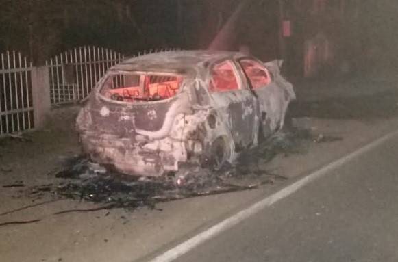 Motorista provoca acidente, bate veículo em poste e foge do local; carro pegou fogo — foto 6