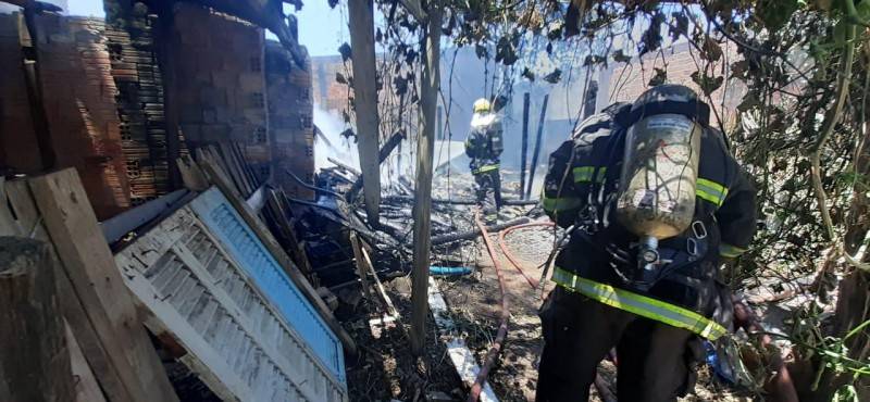 Casa e galpão são atingidos por incêndio em Içara — foto 1