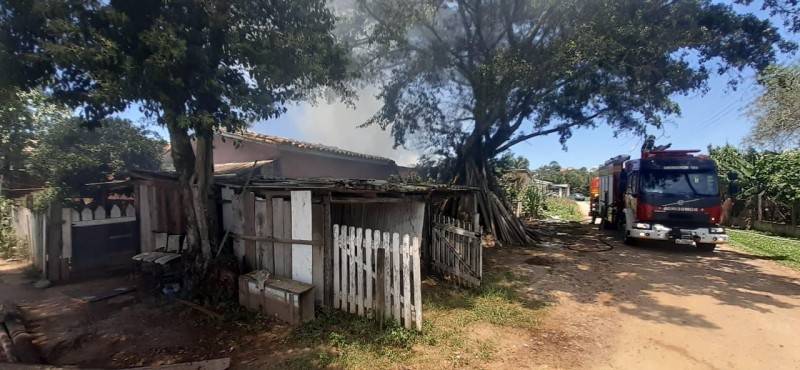 Casa e galpão são atingidos por incêndio em Içara — foto 2