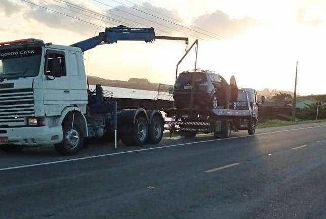 Motorista perde o controle da direção e cai na lagoa do Imaruí, em Laguna — foto 1
