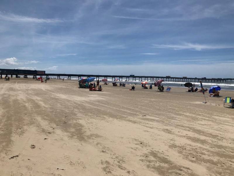 Banhistas aproveitam sábado de sol na beira-mar em Balneário Rincão — foto 1
