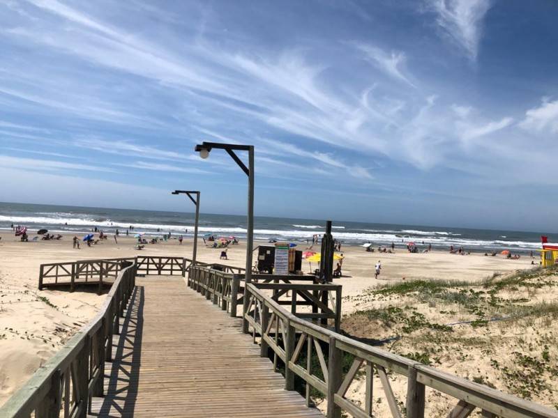 Banhistas aproveitam sábado de sol na beira-mar em Balneário Rincão — foto 2