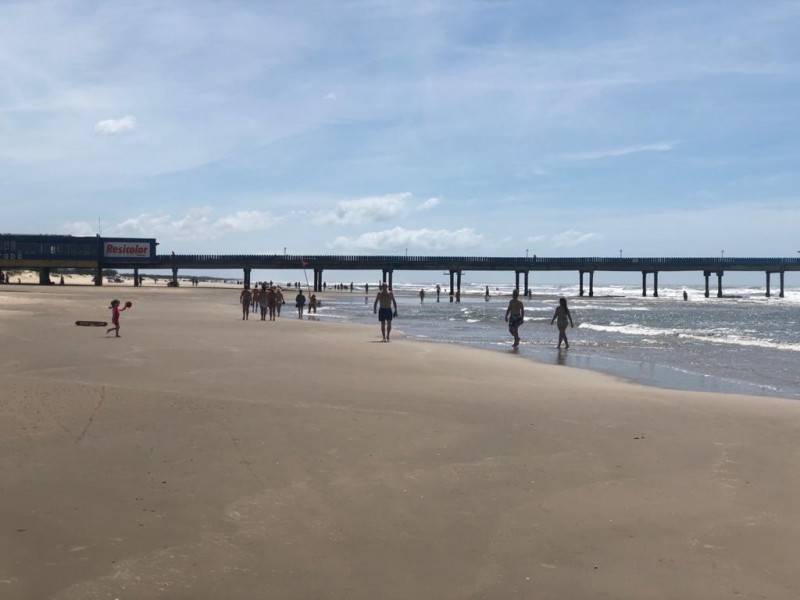 Banhistas aproveitam sábado de sol na beira-mar em Balneário Rincão — foto 3