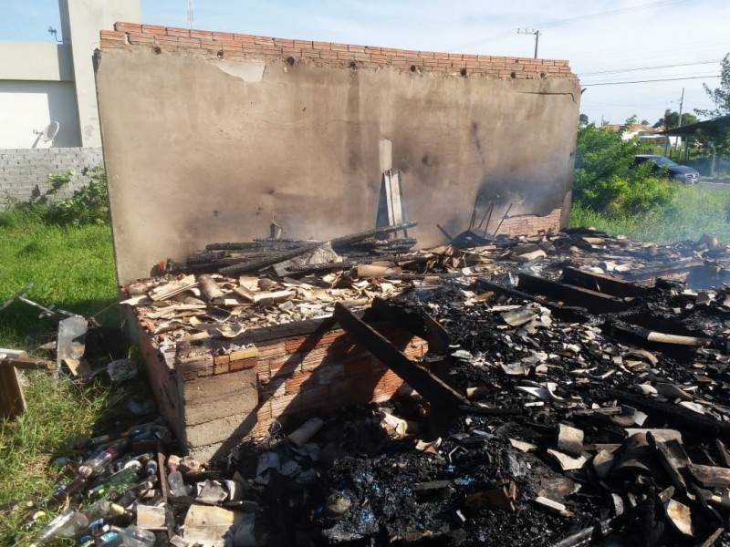 Incêndio destrói residência em Balneário Rincão — foto 1