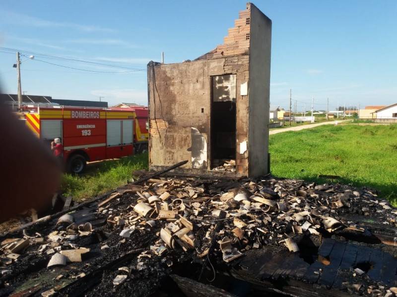 Incêndio destrói residência em Balneário Rincão — foto 2