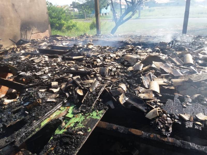 Incêndio destrói residência em Balneário Rincão — foto 4