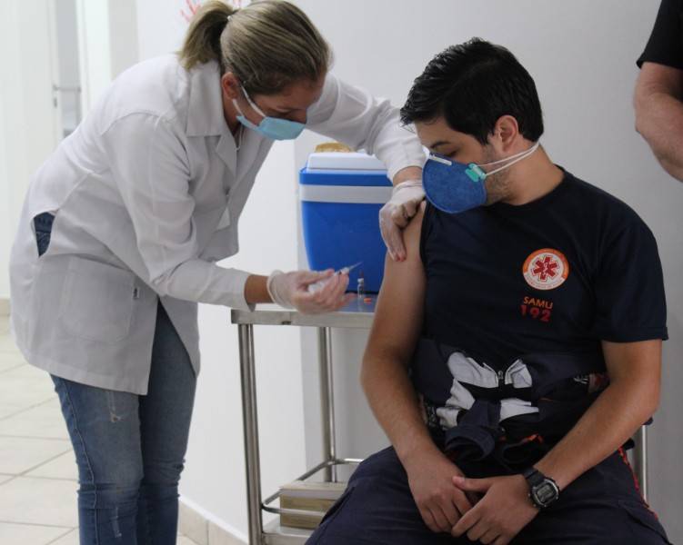 Profissionais da saúde de Forquilhinha recebem as primeiras doses da vacina contra o coronavírus — foto 2