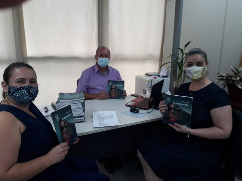 Livro ‘As matrioskas’ será distribuído nas bibliotecas das escolas municipais de Criciúma — foto 1
