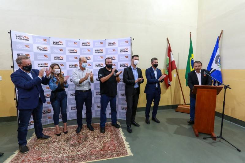 Governador entrega equipamentos e veículos para reforçar sistema prisional e anuncia obra em Tubarão — foto 2
