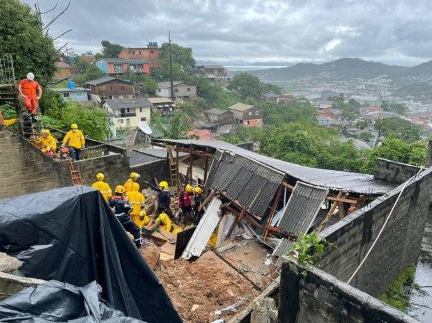 Mãe e filha morrem em deslizamento de terra na Capital — foto 3