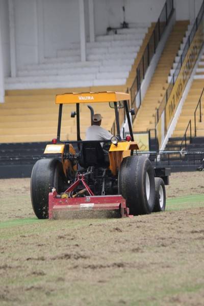 Gramado do estádio Heriberto Hülse passa por revitalização — foto 3
